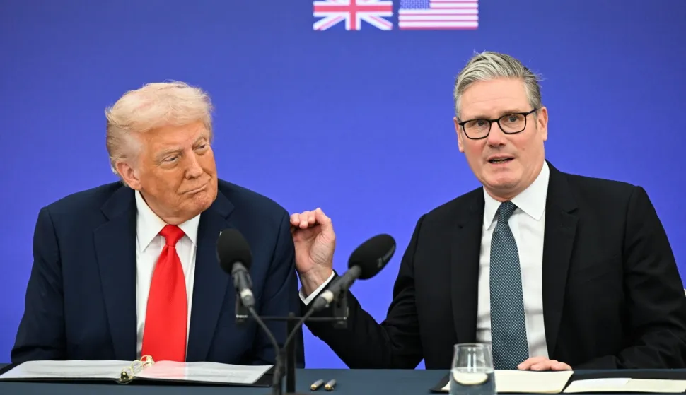 epa12387039 British Prime Minister Keir Starmer (R) and US President Donald Trump (L) attend a business reception at Chequers, the country residence of the Prime Minister in Aylesbury, Britain, 18 September 2025. President Trump is on his second state visit to the UK, where he met with the King and will meet with the Prime Minister. EPA/CHRIS J. RATCLIFFE/POOL