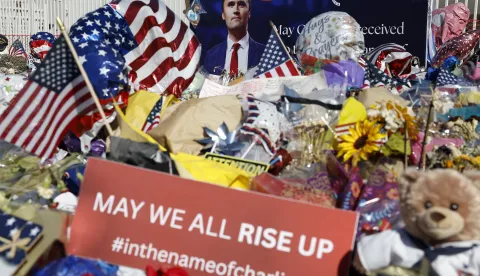 epa12393503 A makeshift memorial for conservative political activist Charlie Kirk outside the Turning Point USA headquarters in Phoenix, Arizona, USA, 20 September 2025. A memorial service for Kirk is scheduled to take place on 21 September in Glendale, Arizona. EPA/CAROLINE BREHMAN