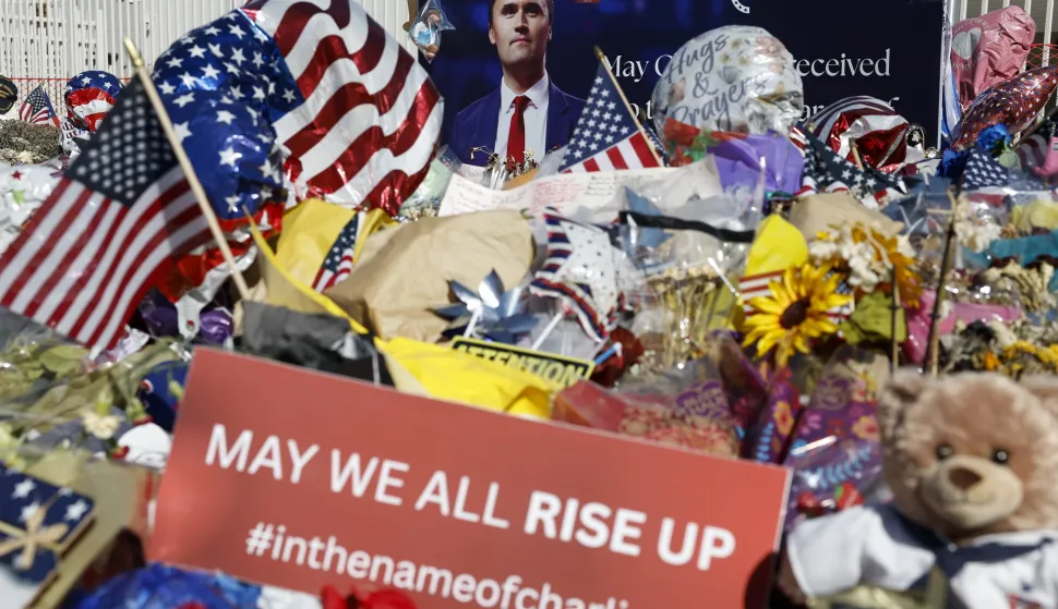 epa12393503 A makeshift memorial for conservative political activist Charlie Kirk outside the Turning Point USA headquarters in Phoenix, Arizona, USA, 20 September 2025. A memorial service for Kirk is scheduled to take place on 21 September in Glendale, Arizona. EPA/CAROLINE BREHMAN