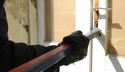 Osijek: 16.04.2014Provala vrata sa pajerom, ilustracija za crnu kroniku, obijanje, provala, razvaljivanjeSnimio: Josip eri