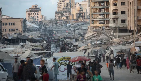 epa12347861 Displaced Palestinians from the northern Gaza Strip flee with their belongings to a displacement camp along Al-Rasheed Street, west of Gaza City, 02 September 2025 (issued 03 September 2025). According to the UN around 90 percent of the population or 1.9 million people in Gaza have been displaced since the start of the conflict. EPA/HAITHAM IMAD