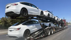 epa11484394 A car hauler transports seven new Tesla Model 3 automobiles on a freeway in Palo Alto, California, USA, 17 July 2024. EPA/JOHN G. MABANGLO