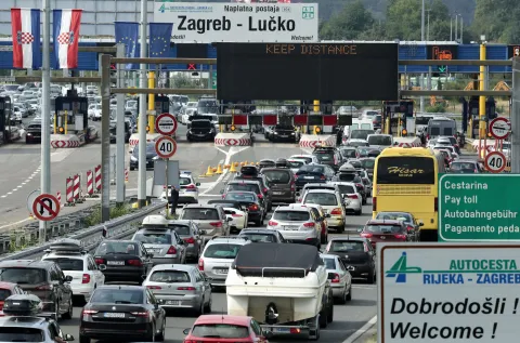 Zagreb, 11.08.2018 - Ovaj vikend dolazi do smjene gostiju te su pojačane gužve na autocestama prema moru. Na slici gužve na ulazu na auto cestu u Lučkom.foto HINA/ Tomislav PAVLEK /tp