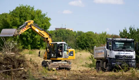 Osijek, 03. 09. 2035., Obilazak početnik radova na izvođenju 1. faze spoja sjevernog i južnog dijela južne obilaznice (Bistrička ulica). radovi; obilaznica; Bistrička ulica; gradonačelnik; Ivan Radić; Industrijska četvrt; bager