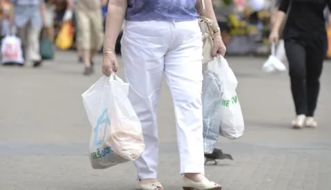 13.07.2013., Zagreb - Ljetna snizenja u trgovinama mame prolaznike da zavire sto je ostalo u ponudi. Photo: Marko Lukunic/PIXSELL------1 stupac colornovosti