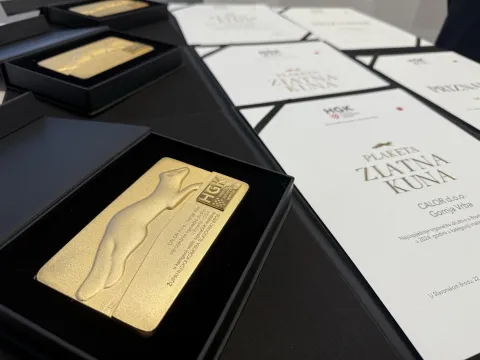 SLAVONSKI BRODU prostorijama Hrvatske gospodarske komore – Županijske komore Slavonski Brod održana je svečana sjednica Gospodarskog vijeća, na kojoj su uručena tradicionalna priznanja Plaketa Zlatna kuna 2025. najuspješnijim trgovačkim društvima u Brodsko-posavskoj županiji za poslovne rezultate u 2024. godini.rujan 2025.