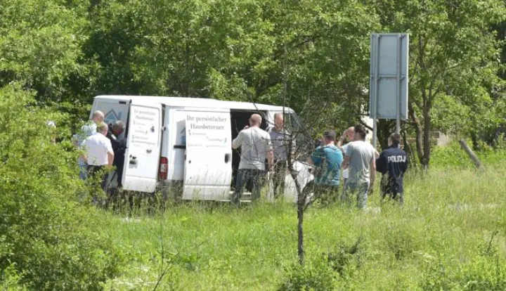 Srb, 31.05.2018 - U 'furgonu' austrijskih tablica, koji je ilegalno prevozio 29 imigranata iz Bosne i Hercegovine u Hrvatsku, bilo je 15-oro djece, svi su iz Iraka i Afganistana, a hrvatska policija, prije nego to je zapucala, pokuala je tri puta zaustaviti vozilo, izvijestili su u četvrtak iz Policijske uprave zadarske o detaljima sinoćnjeg događaja na području Donjeg Srba te dodali kako policija s helikopterom i potranim psima traga za krijumčarem ljudi. Na slici pripadnici policije tijekom očevida.foto HINA/ ds