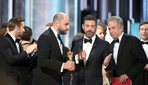 epa05818129 A handout photo made available by the Academy of Motion Picture Arts and Science (AMPAS) on 26 February 2017 shows host Jimmy Kimmel (C) onstage explaining the mix-up after the cast of La La Land was awarded the Oscar for Best Picture by presenter Warren Beatty during the 89th annual Academy Awards ceremony at the Dolby Theatre in Hollywood, California, USA, 26 February 2017. The Oscars were presented for outstanding individual or collective efforts in 24 categories in filmmaking. EPA/AARON POOLE/AMPAS THE IMAGE MAY NOT BE ALTERED AND IS FREE FOR EDITORIAL USE ONY IN REPORTING ABOUT THE EVENT. ONE TIME USE ONLY. MANDATORY CREDIT. HANDOUT EDITORIAL USE ONLY/NO SALES HANDOUT EDITORIAL USE ONLY/NO SALES HANDOUT EDITORIAL USE ONLY/NO SALES------MOZAIK, 3 stupca