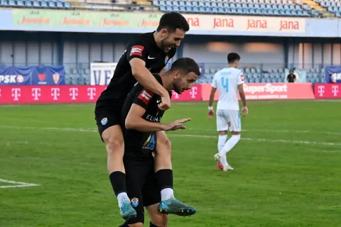 Vinkovci, 22.09.2025. - Utakmica 7. kola HNL-a Vukovar 1991 - Rijeka na Stadionu Cibalia. Na fotografiji slavlje nogometa?a Vukovara nakon pogotka Jakova Pulji?a za 1:1. foto HINA/Gordan Pani?/ ua