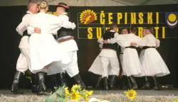 Cepin, 29.09.2017. - 17. CEPINSKI SUNCOKRETI - Svecano otvorenje i koncert KUD-a I. K. Adamovic a poslije koncert sastava LEGE. - Igraliste OS Vladimir NazorFoto: Zeljko Sepic