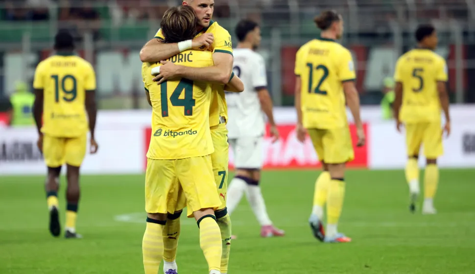 epa12377491 AC Milan's Luka Modric celebrates with his teammate Santiago Gimenez scoring the 1-0 goal during the Italian Serie A soccer match between AC Milan and Bologna FC 1909, in Milan, Italy, 14 September 2025. EPA/MATTEO BAZZI