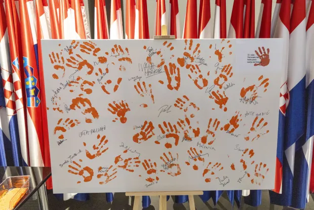 Zagreb, 23.09.2025 - Predsjednik Sabora Gordan Jandroković sudjelovao je u obilježavanju Nacionalnog dana borbe protiv nasilja nad ženama, u organizaciji saborskog Odbora za ravnopravnost spolova. Saborske zastupnice i zastupnici će otiscima svojih dlanova na platnu simbolički poručiti "Stop nasilju nad ženama". Na fotografiji Gordan Jandroković. foto HINA/ Daniel KASAP/ dk