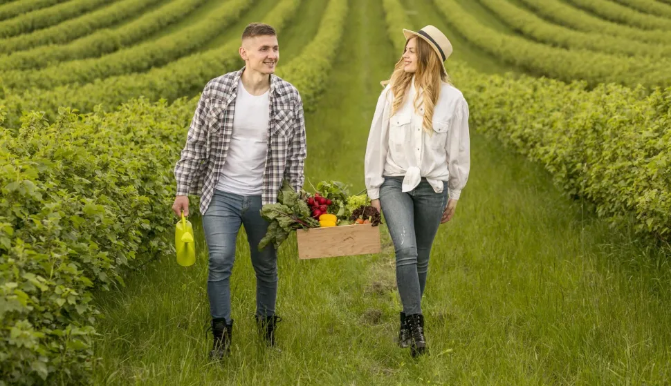 young farmer on fieldCouple carrying basket with vegetablesfreepikpoljoprivreda mladi farmer opg ilustracija