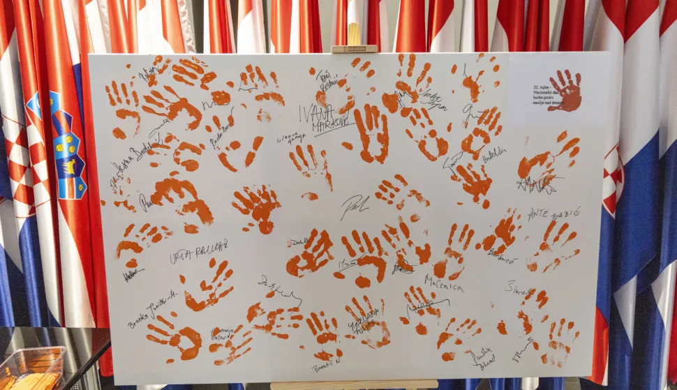 Zastupnici otiscima dlanova na platnu poručili "Stop nasilju nad ženama"