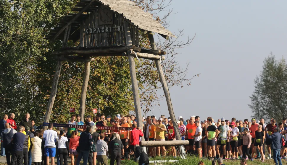Kopačevo, 26. 10. 2024, 9. Baranjski Ferivi Polumaraton. Start 9. Baranjskog Ferivi Polumaratona, Utrka građana i štafeta "1/x"... snimio GOJKO MITIĆ