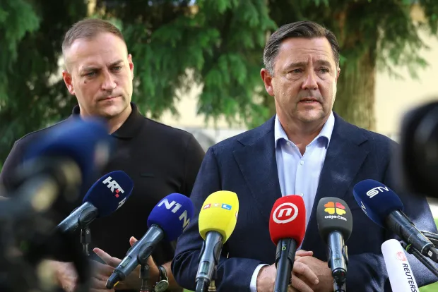 Osijek, 23. 09. 2025, Dvorište Županijske 4, press na temu: Treći nacionalni sastanak Nacionalnog kriznog stožera za kontrolu i suzbijanje afričke svinjske kuge na području Republike Hrvatske, epidemiološka situacija zbog afričke svinjske kuge na objektima na području OBŽ i Vukovarsko - srijemske županije. Ministrar poljoprivrede i ribarstva David Vlajčić i Andrija Mikulić, glavni državni inspektor.snimio GOJKO MITIĆ