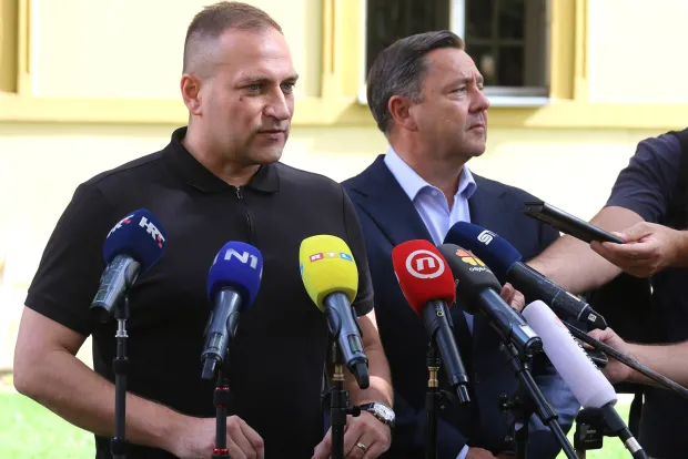 Osijek, 23. 09. 2025, Dvorište Županijske 4, press na temu: Treći nacionalni sastanak Nacionalnog kriznog stožera za kontrolu i suzbijanje afričke svinjske kuge na području Republike Hrvatske, epidemiološka situacija zbog afričke svinjske kuge na objektima na području OBŽ i Vukovarsko - srijemske županije. Ministrar poljoprivrede i ribarstva David Vlajčić i Andrija Mikulić, glavni državni inspektor.snimio GOJKO MITIĆ