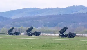27 April 2022, Slovakia, Sliac: NATO Patriot anti-aircraft missile systems stand at Slovakia's Sliac air base. President Steinmeier is on a one-day visit to Slovakia. In addition to political talks with the president and representatives of humanitarian aid organizations, he is visiting the NATO battlegroup of the Patriot task force, in which German soldiers are also involved. Photo: Bernd von Jutrczenka/dpa Photo: Bernd Von Jutrczenka/DPA