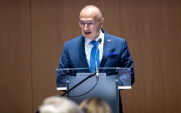 Zagreb, 27.08.2025 - U sklopu Konferencije veleposlanika, generalnih konzula, konzula i vojnih izaslanika Republike Hrvatske u Nacionalnoj i sveučilišnoj knjižnici, ministrica vanjskih poslova i iseljeništva Palestine Varsen Aghabekian održala je izlaganje veleposlanicima. Na slici ministar vanjskih i europskih poslova Republike Hrvatske Gordan Grlić Radman.foto HINA/ Damir SENČAR/ds