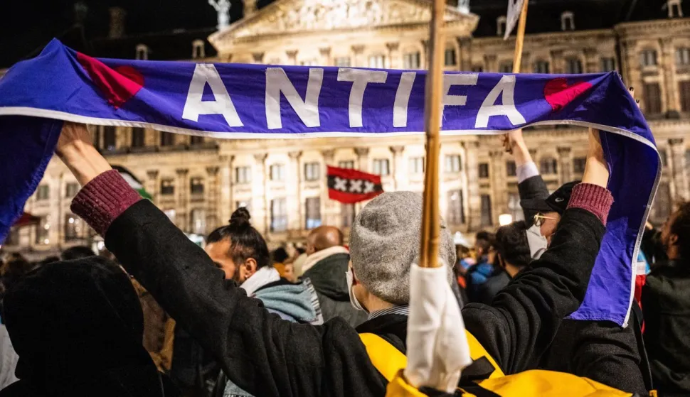 MAGAZIN ANTIFATweede Kamer stemt voor uitbreiding boerkaverbod en wil antifa als terroristische organisatie aanmerken - NRC