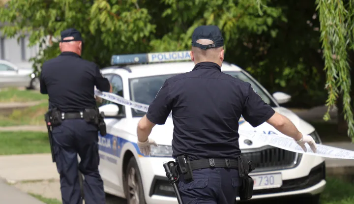 Tenja, 03. 09. 2025., Ulica Matije Vlačića 80, ubojstvo, policija, očevid, policijska traka; ograđivanje; mjesto zločinaSNIMIO BRUNO JOBST