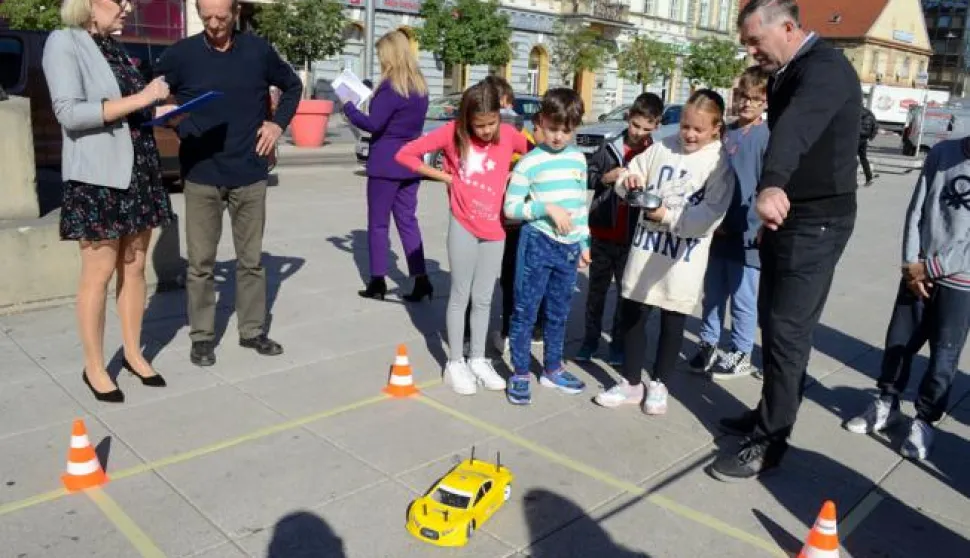 osijek, 23 rujna 2022, 10,00 sati, trg ante starиeviжa, akcija sigurno do cilja, hak, novinar ivan aliloviжsnimio zdenko uљiж