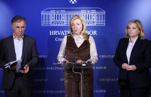 Zagreb, 24.09.2025 - Konferencija za medije Kluba zastupnika SDSS-a na temu: "Afrička svinjska kuga: specijalni rat ili izbjegavanje odgovornosti". Na slici Milorad Pupovac, Dragana Jeckov, Anja Šimpraga.foto HINA/ Damir SENČAR/ ds