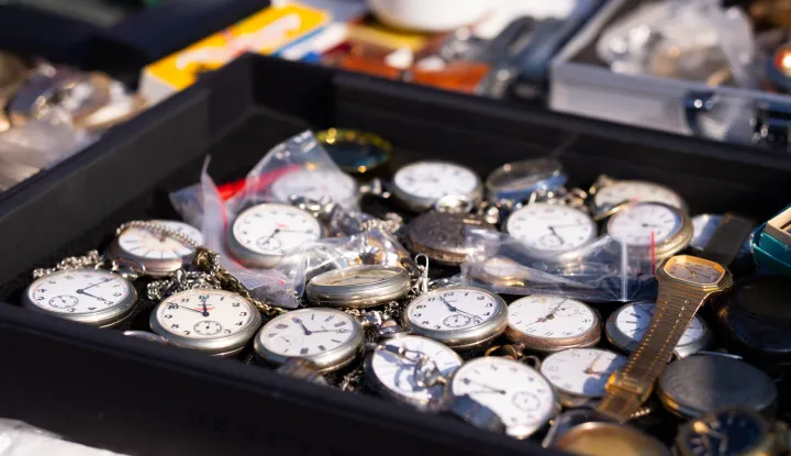 Osijek, 06. 09. 2025., Sajam antikvitetaposjetitelji; posjetitelj; gužva; antikviteti; antikvitet; prodavači; prodavač; izlagači; izlagač; satovi; sat