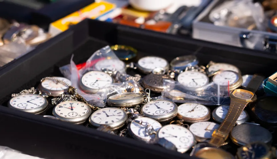 Osijek, 06. 09. 2025., Sajam antikvitetaposjetitelji; posjetitelj; gužva; antikviteti; antikvitet; prodavači; prodavač; izlagači; izlagač; satovi; sat