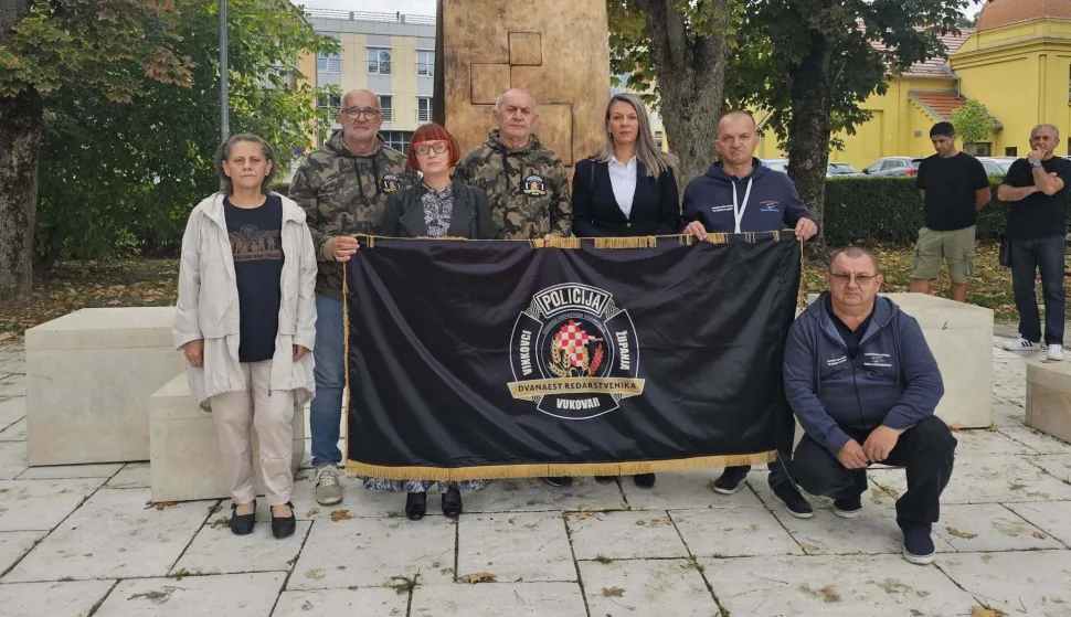 VINKOVCIIz Borova Sela, od groba Martine Štefančić, črtverogodišnjakinje ubijene u roditeljskoj kući u tom mjestu početkom 90-ih, i spomen-obilježja 12 hrvatskih redarstvenika ubijenih 1991. godine, krenulo je 6. humanitarno hodočašće "Putovima vjere ratnika – od Vukovara stazama Bljeska i Oluje", koje organizira Humanitarna udruga "Branitelj pomaže branitelju", a na svom putu zastali su i u Vinkovcima.rujan 2025.