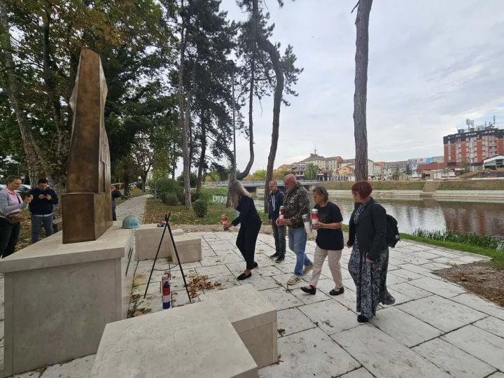 VINKOVCIIz Borova Sela, od groba Martine Štefančić, črtverogodišnjakinje ubijene u roditeljskoj kući u tom mjestu početkom 90-ih, i spomen-obilježja 12 hrvatskih redarstvenika ubijenih 1991. godine, krenulo je 6. humanitarno hodočašće "Putovima vjere ratnika – od Vukovara stazama Bljeska i Oluje", koje organizira Humanitarna udruga "Branitelj pomaže branitelju", a na svom putu zastali su i u Vinkovcima.rujan 2025.