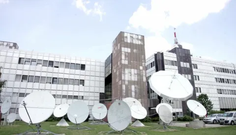 Zagreb, 05.07.2013 - Glavni ravnatelj HRT-a Goran Radman rekao je danas da se neće sam povući s HRT-a te poručio kako vie neće tolerirati zavjeru protiv HRT-a za koju je optuio političare, interesne klanove i novinare koji prate HRT zbog čega su oni prije kraja napustili konferenciju za novinare. Na slici zgrada HRT-a na prisavlju.foto FaH/ Denis CERIĆ /dc