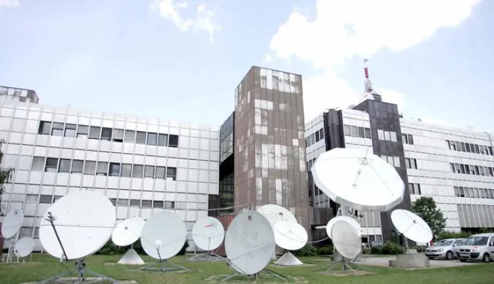Zagreb, 05.07.2013 - Glavni ravnatelj HRT-a Goran Radman rekao je danas da se neće sam povući s HRT-a te poručio kako vie neće tolerirati zavjeru protiv HRT-a za koju je optuio političare, interesne klanove i novinare koji prate HRT zbog čega su oni prije kraja napustili konferenciju za novinare. Na slici zgrada HRT-a na prisavlju.foto FaH/ Denis CERIĆ /dc