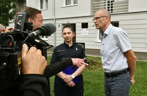 Slavonski Brod, 24.08.2025. - Tiskovna konferencija ispred zgrade PU Brodsko-posavske povodom jučerašnjeg ubojstva muškarca u Šušnjevcima na kojoj je govorio Dražen Puljko, voditelj Službe kriminalističke policije. Na fotografiji Dražen Puljko (D).foto HINA/ ml