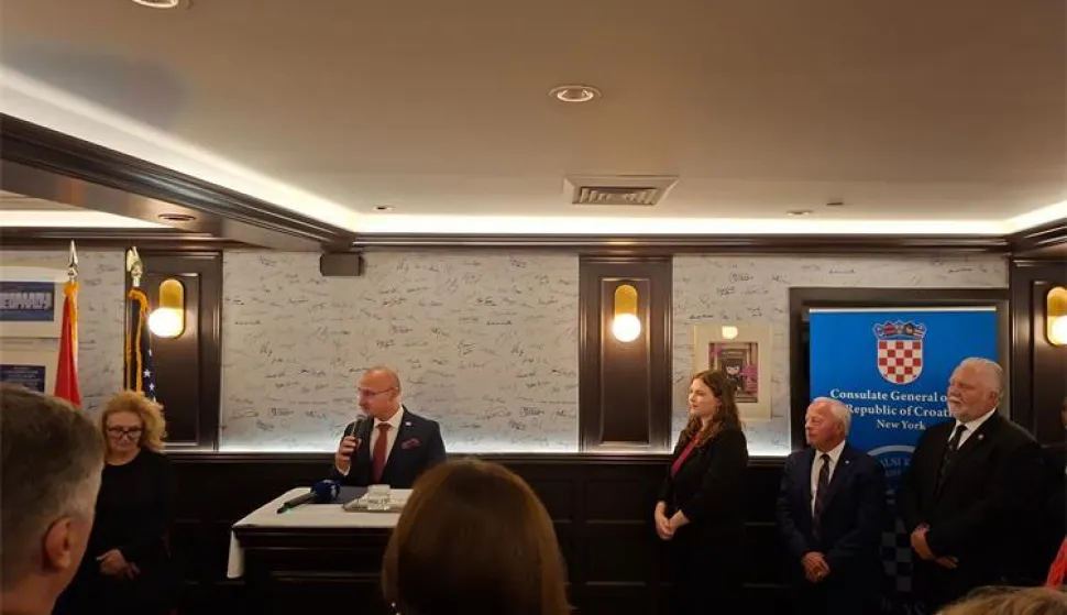 Zagreb, 22.9.2025. - Hrvatska vlada aktivno radi na odnosu sa zajednicom Hrvata diljem svijeta, od kojih je zajednica u SAD-u jedna od jačih, rekao je u New Yorku ministar vanjskih poslova Gordan Grlić Radman, podsjetiv&scaron;i da se u Senatu čeka ratifikacija Sporazuma o izbjegavanju dvostrukog oporezivanja i da se oko toga zajedno moraju potruditi. foto HINA/ MVEP/ ml