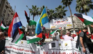 epa12399432 Palestinian demonstrators wave flags as they gather in the West Bank city of Ramallah to celebrate and support efforts of Western countries that are recognizing a Palestinian state, 23 September 2025. EPA/ALAA BADARNEH