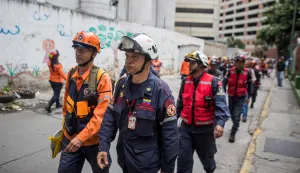 epa06964936 Firemen and members of Civil Protection (PC) remain at the vicinity of the David's Tower, affected by yesterday's earthquake, in Caracas, Venezuela, 22 August 2018. An aftershock registering 5.7 has hit the same region following the 6.9 earthquake on 21 August. EPA/Miguel GutiAŠrrez