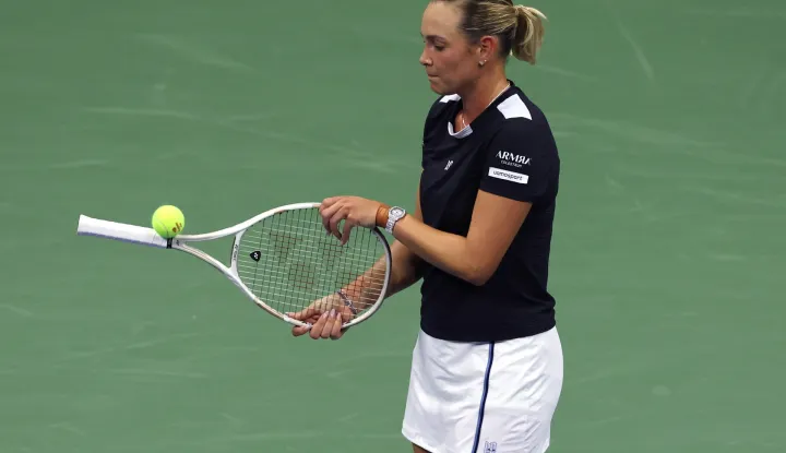 epa12332352 Donna Vekic of Croatia reacts after losing a point against Coco Gauff of the US during the second round of the US Open Tennis Championships at the USTA Billie Jean King National Tennis Center in Flushing Meadows, New York, USA, 28 August 2025. The US Open tournament runs from 24 August through 07 September. EPA/BRIAN HIRSCHFELD
