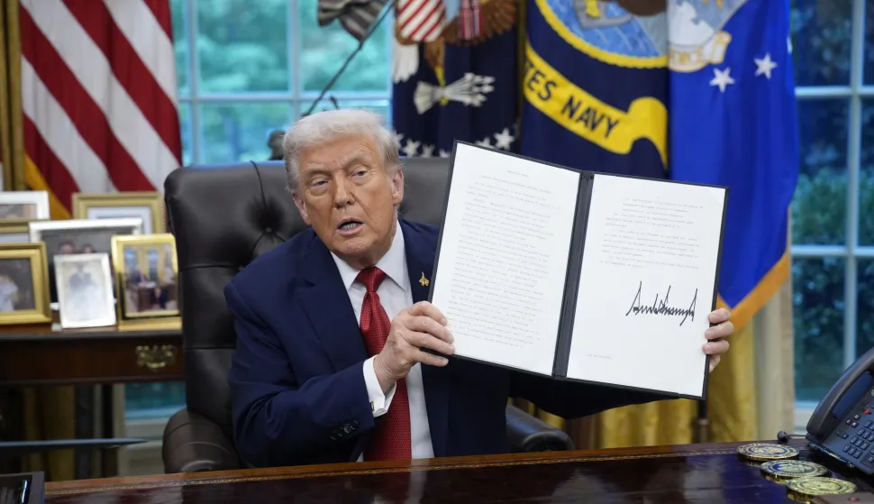 epa12406122 US President Donald Trump signs an executive order in the Oval Office of the White House in Washington, DC, USA, 25 September 2025. EPA/YURI GRIPAS/POOL