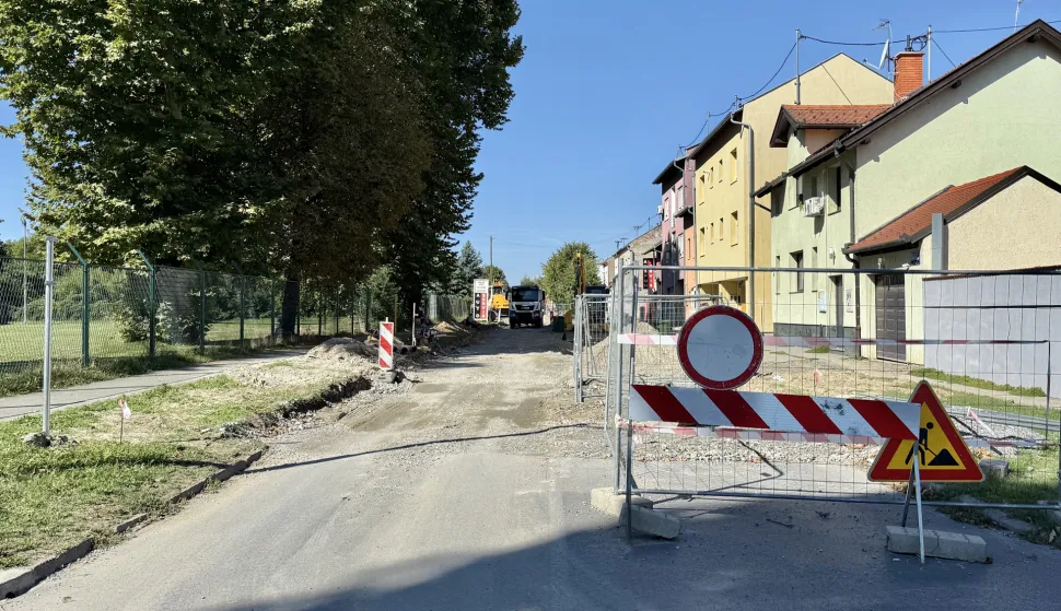 Osijek, 02. 09. 2025., Sljemenska ulica, radovi; ulice; ceste; kolnik; obnova; nogostup; parkirališta, radniciSNIMIO BRUNO JOBST