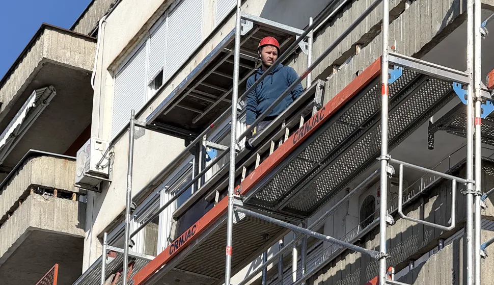 Osijek, 04. 04. 2025., Ulica Hrvatske republike, skela, skele, posavljanje, postavljanje skele, energetska obnova, radovi, fasada, građevinarstvo, ilustracijaBRUNO JOBST