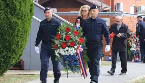 Osijek, 26. 09. 2025, PU Osječko - Baranjska, spomen - obilježje. Vijenci u povodu Dana policije.snimio GOJKO MITIĆ