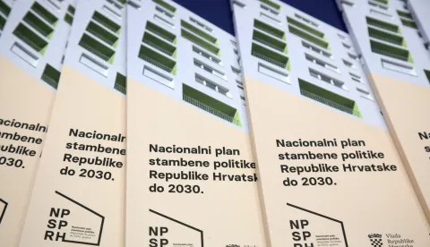 Zagreb, 26.09.2025 - Konferenciji M&sup2; za budućnost &ndash; priu&scaron;tivo i održivo stanovanje u HGK o Nacionalnom planu stambene politike, socijalnim mjerama za obitelj i mogućnosti kori&scaron;tenja europskih fondova. Konferenciju je organizirala zastupnica u Europskom parlamentu i koordinatorica Europske pičke stranke u Posebnom odboru za stambenu krizu (HOUS) Nikolina Brnjac, Hrvatska gospodarska komora (predsjednik Luka Burilović), Ministarstvo prostornoga uređenja, graditeljstva i državne imovine te Arhitektonski fakultet Sveučili&scaron;ta u Zagrebu (dekan Sini&scaron;a Justić).foto HINA/ Denis CERIĆ /dc