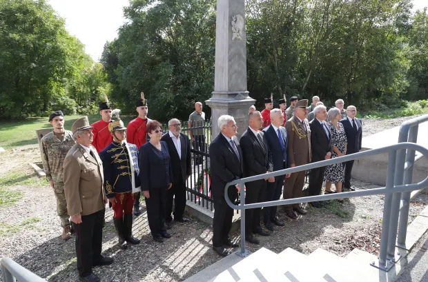Osijek, 26. 09. 2025., Željeznička stanica Dravski most, Husarska pukovnija, polaganje vjenaca, obelisk, 143. obljetnica pogiblje pripadnika 15. Husarske pukovnije SNIMIO BRUNO JOBST