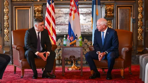Zagreb, 26.9.2025. - Predsjednik Republike Zoran Milanović sastao se u petak u St. Paulu s guvernerom savezne američke države Minnesote Timothyjem Jamesom Walzom. Na fotografiji Zoran Milanović, Timothy James Walz. foto HINA/ Ured predsjednika Republike Hrvatske/Marko Beljan/ ml