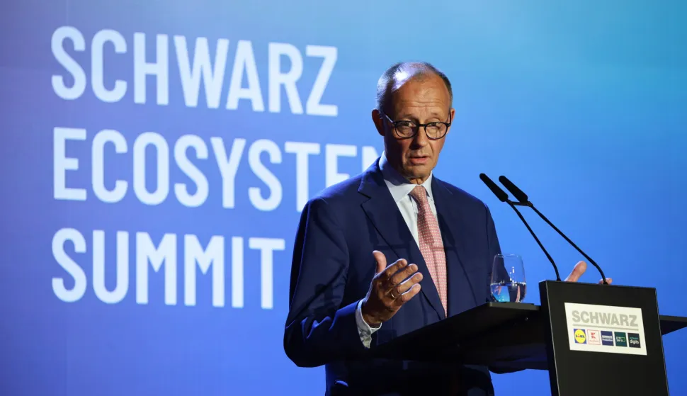 epa12407514 German Chancellor Friedrich Merz speaks during a visit to the Schwarz Ecosystem Summit in Berlin, Germany, 26 September 2025. EPA/CLEMENS BILAN