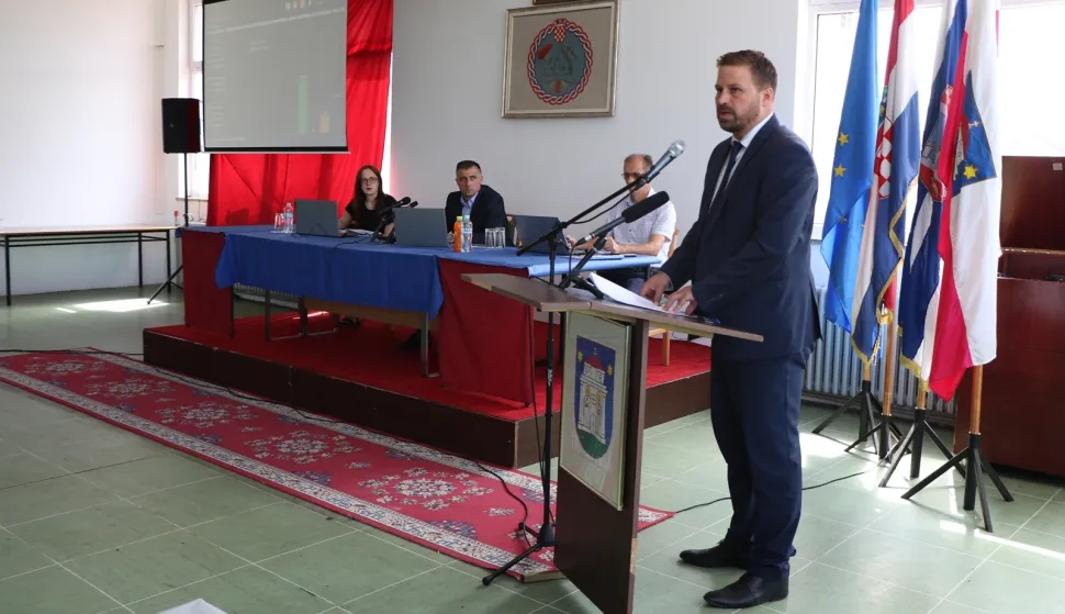 ĐakovoLipanj 2024.Gradsko vijeće, gradonačelnik Marin mandarić 'brani' prijedlog odluke o novim koeficijentima za službenike i namještenika u gradskoj upravi