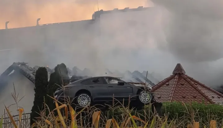 Požar u Požegi, izgorjeli skupocjeni automobili, rujan 2025. Izvor Pozega.eu