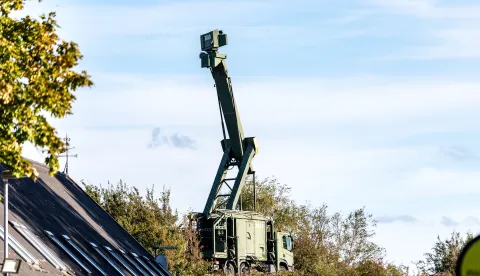 epa12408391 A mobile radar installation stands at the Danish military's area on Amager, Pionegaarden, near the village of Dragoer and on the coast of Oresund, the sea between Denmark and Sweden, in Dragoer, Denmark, 26 September 2025. The radar installation comes after drones were spotted near Copenhagen Airport on the evening of 22 September, leading to the airspace over Copenhagen being closed for four hours on the night leading to 23 September. EPA/Steven Knap DENMARK OUT
