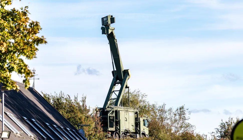 epa12408391 A mobile radar installation stands at the Danish military's area on Amager, Pionegaarden, near the village of Dragoer and on the coast of Oresund, the sea between Denmark and Sweden, in Dragoer, Denmark, 26 September 2025. The radar installation comes after drones were spotted near Copenhagen Airport on the evening of 22 September, leading to the airspace over Copenhagen being closed for four hours on the night leading to 23 September. EPA/Steven Knap DENMARK OUT
